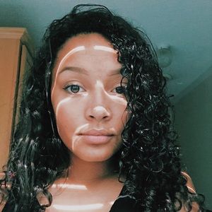 Meet your Posher, Leila